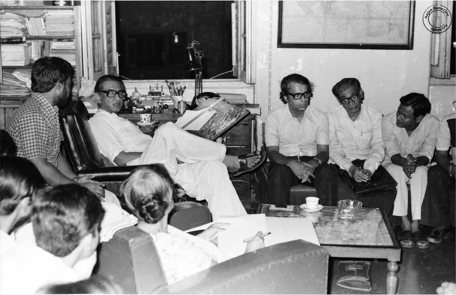 Satyajit Ray, along with Nalini Das and others, at a meeting for editing the Sandesh magazine at his Bishop Lefroy Road residence
















