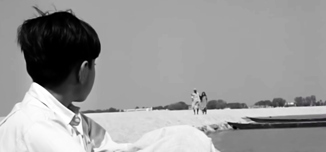A scene from 'Subhaschandra' (1966) where young Subhas listens to two Bauls singing 'Ekbar biday de ma'
