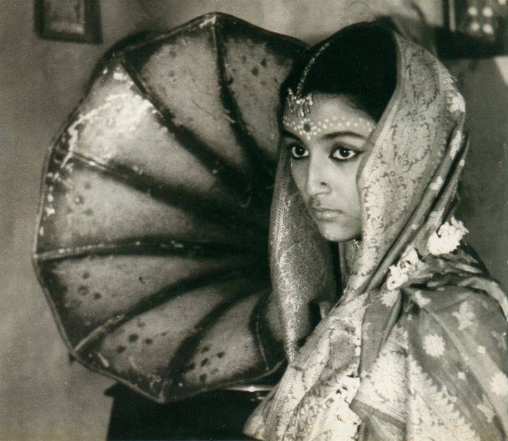 <p>Soumendu Roy went behind the lens for 'Teen Kanya' (1961)</p>




























